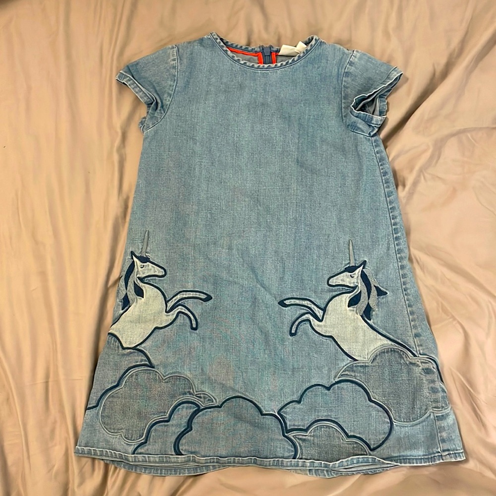 Mini Boden short sleeve denim dress with unicorns. Super cute! Size 6-7Y